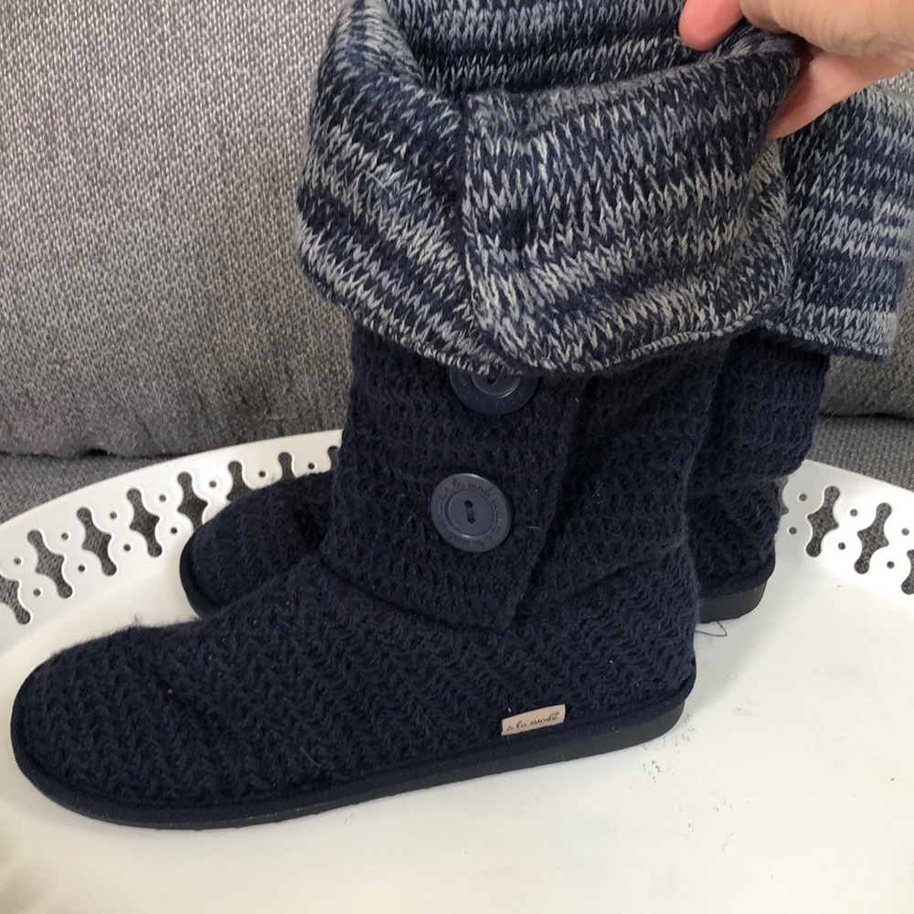 Mukluks a la mode navy blue knit boots.